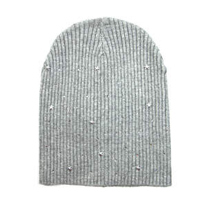 Жіноча шапка сірого кольору зі срібним декором Жіноча шапка сірого кольору зі срібним декором