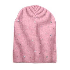 Жіноча шапка фрезового кольору зі срібним декором