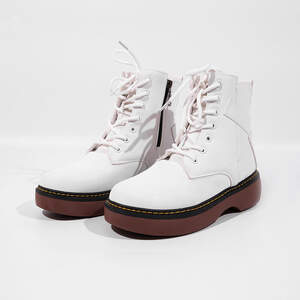 Жіночі чоботи з еко-шкіри білого кольору Жіночі чоботи з еко-шкіри білого кольору