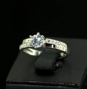 Серебряное кольцо 925 пробы с золотом 375 пробы 2,58 г с белыми цирконами 1,25 карат Серебряное кольцо 925 пробы с золотом 375 пробы 2,58 г с белыми цирконами 1,25 карат