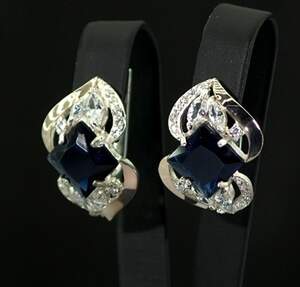 Серебряные серьги 925 пробы с золотом 375 пробы 9,81 г с синими та белыми цирконами 6,48 карат Серебряные серьги 925 пробы с золотом 375 пробы 9,81 г с синими та белыми цирконами 6,48 карат