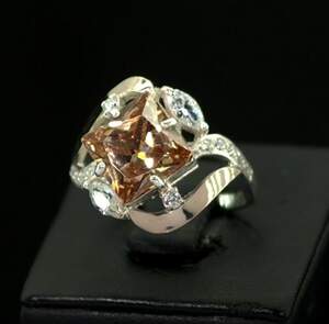 Серебряное кольцо 925 пробы с золотом 375 пробы 6,16 г с оранжевым та белыми цирконами 3,24 карат Серебряное кольцо 925 пробы с золотом 375 пробы 6,16 г с оранжевым та белыми цирконами 3,24 карат