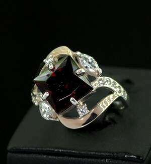 Серебряное кольцо 925 пробы с золотом 375 пробы 5,52 г с красным та белыми цирконами 3,24 карат Серебряное кольцо 925 пробы с золотом 375 пробы 5,52 г с красным та белыми цирконами 3,24 карат