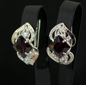Серебряные серьги 925 пробы с золотом 375 пробы 9,75 г с красными та белыми цирконами 6,48 карат Серебряные серьги 925 пробы с золотом 375 пробы 9,75 г с красными та белыми цирконами 6,48 карат