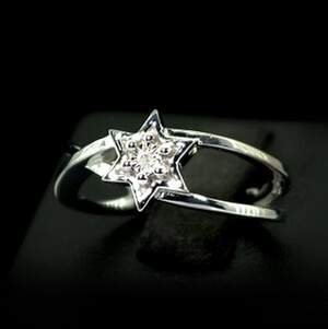 Серебряное кольцо 925 пробы 3,67 гр. с белыми африканскими Бриллиантами VVS1 0,01 карат Серебряное кольцо 925 пробы 3,67 гр. с белыми африканскими Бриллиантами VVS1 0,01 карат