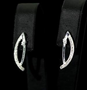 Серебряные серьги 925 пробы 1,68 гр. с белыми африканскими Бриллиантами VVS1 0,16 карат Серебряные серьги 925 пробы 1,68 гр. с белыми африканскими Бриллиантами VVS1 0,16 карат