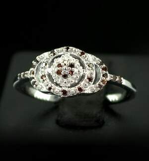 Серебряное кольцо 925 пробы 2,94 гр. с красными австралийскими бриллиантами VVS1 0,24 карат Серебряное кольцо 925 пробы 2,94 гр. с красными австралийскими бриллиантами VVS1 0,24 карат