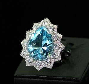 Серебряное кольцо 925 пробы 7,69 г с голубым Топазом и цирконами 5,65 карат Серебряное кольцо 925 пробы 7,69 г с голубым Топазом и цирконами 5,65 карат