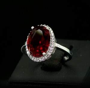 Серебряное кольцо 925 пробы 3,7 г с Лінде Топазом и цирконами 4,17 карат Серебряное кольцо 925 пробы 3,7 г с Лінде Топазом и цирконами 4,17 карат