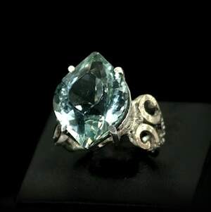 Серебряное кольцо 925 пробы с золотом 375 пробы 6,23 г с зеленым Кварцем 5,18 карат Серебряное кольцо 925 пробы с золотом 375 пробы 6,23 г с зеленым Кварцем 5,18 карат