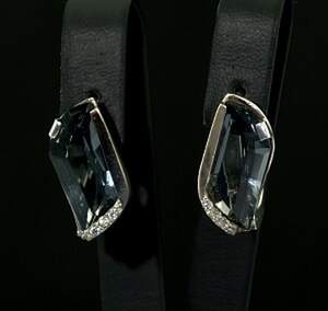 Серебряные серьги 925 пробы с золотом 375 пробы 6,39 г с Лінде Олександритами и цирконами 11,1 карат Серебряные серьги 925 пробы с золотом 375 пробы 6,39 г с Лінде Олександритами и цирконами 11,1 карат