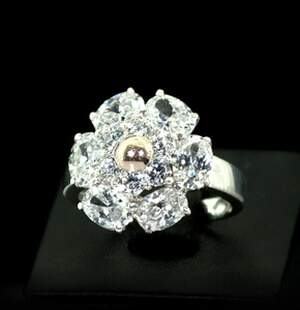 Серебряное кольцо 925 пробы с золотом 375 пробы 6,83 г с цирконами 3,63 карат Серебряное кольцо 925 пробы с золотом 375 пробы 6,83 г с цирконами 3,63 карат