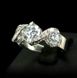 Серебряное кольцо 925 пробы с золотом 375 пробы 5,47 г с цирконами 3,65 карат Серебряное кольцо 925 пробы с золотом 375 пробы 5,47 г с цирконами 3,65 карат