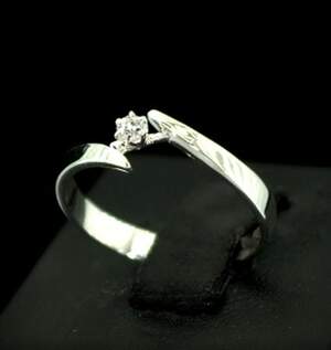 Серебряное кольцо 925 пробы 1,52 г с Діамантом кр 57 6/6 0,07 карат Серебряное кольцо 925 пробы 1,52 г с Діамантом кр 57 6/6 0,07 карат