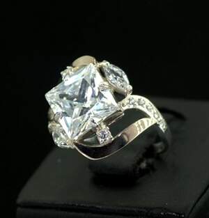 Срібна каблучка 925 проби з золотом 375 проби 5,88 г з білими цирконами 3,24 карат Срібна каблучка 925 проби з золотом 375 проби 5,88 г з білими цирконами 3,24 карат