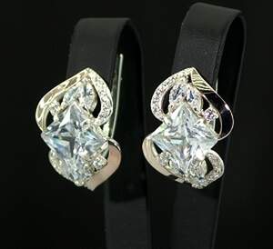 Срібні сережки 925 проби з золотом 375 проби 10,85 г з білими цирконами 6,48 карат Срібні сережки 925 проби з золотом 375 проби 10,85 г з білими цирконами 6,48 карат