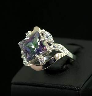 Срібна каблучка 925 проби з золотом 375 проби 5,27 г з містичним та білими цирконами 3,24 карат Срібна каблучка 925 проби з золотом 375 проби 5,27 г з містичним та білими цирконами 3,24 карат