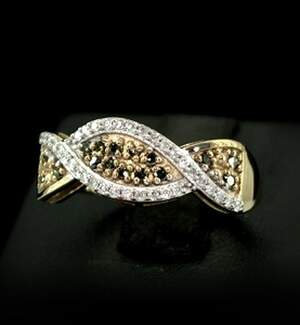 Срібна каблучка 925 проби в позолоті 750 проби 3,72 г з зеленими намібійськими Діамантами VVS1 та білими африканськими Діамантами VVS1 0,43 карат Срібна каблучка 925 проби в позолоті 750 проби 3,72 г з зеленими намібійськими Діамантами VVS1 та білими африканськими Діамантами VVS1 0,43 карат