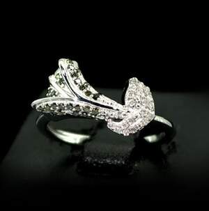 Срібна каблучка 925 проби 3,83 г з зеленими намібійськими Діамантами VVS1 та білими африканськими Діамантами VVS1 0,37 карат Срібна каблучка 925 проби 3,83 г з зеленими намібійськими Діамантами VVS1 та білими африканськими Діамантами VVS1 0,37 карат