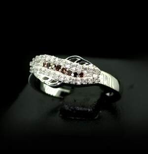 Срібна каблучка 925 проби 3,36 г з червоними австралійськими Діамантами VVS1 та білими африканськими Діамантами VVS1 0,32 карат Срібна каблучка 925 проби 3,36 г з червоними австралійськими Діамантами VVS1 та білими африканськими Діамантами VVS1 0,32 карат