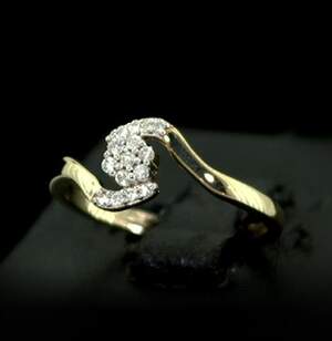 Срібна каблучка 925 проби в позолоті 750 проби 2,12 г з білими африканськими Діамантами VVS1 0,16 карат Срібна каблучка 925 проби в позолоті 750 проби 2,12 г з білими африканськими Діамантами VVS1 0,16 карат