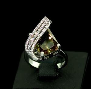 Срібна каблучка 925 проби 6,42 г з турецьким Султанітом класу АААА та цирконами 4,29 карат Срібна каблучка 925 проби 6,42 г з турецьким Султанітом класу АААА та цирконами 4,29 карат