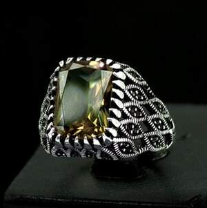 Срібна каблучка 925 проби 7,62 г з турецьким Султанітом класу АААА 4,24 карат Автор Уолес Чан Срібна каблучка 925 проби 7,62 г з турецьким Султанітом класу АААА 4,24 карат Автор Уолес Чан