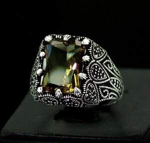 Срібна каблучка 925 проби 8,38 г з турецьким Султанітом АААА 4,81 карат Автор Уолес Чан Срібна каблучка 925 проби 8,38 г з турецьким Султанітом АААА 4,81 карат Автор Уолес Чан