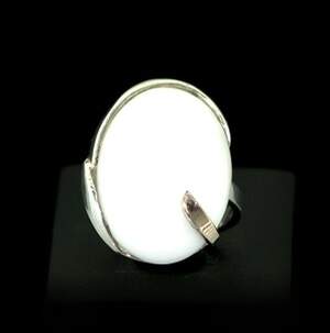 Срібна каблучка 925 проби з золотом 375 проби 9,24 г білим Агатом 11,71 карат Срібна каблучка 925 проби з золотом 375 проби 9,24 г білим Агатом 11,71 карат