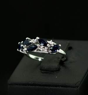Серебряное кольцо 925 пробы 2,55 г со шри-ланкийскими Сапфірами класса АААА и цирконами 2,03 карат Серебряное кольцо 925 пробы 2,55 г со шри-ланкийскими Сапфірами класса АААА и цирконами 2,03 карат