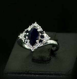 Серебряное кольцо 925 пробы 3,4 г со шри-ланкийскими Сапфірами класса АААА и цирконами 1,33 карат Серебряное кольцо 925 пробы 3,4 г со шри-ланкийскими Сапфірами класса АААА и цирконами 1,33 карат