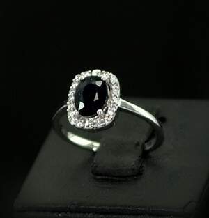 Серебряное кольцо 925 пробы 2,52 г со шри-ланкийским Сапфіром класса АААА и цирконами 1,55 карат Серебряное кольцо 925 пробы 2,52 г со шри-ланкийским Сапфіром класса АААА и цирконами 1,55 карат