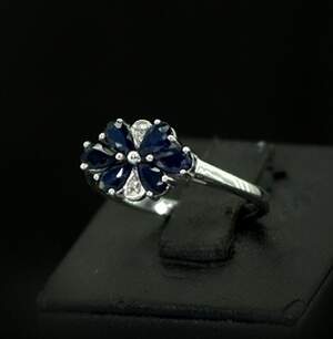 Серебряное кольцо 925 пробы 3,03 г со шри-ланкийским Сапфірами АААА и цирконами 0,6 карат Серебряное кольцо 925 пробы 3,03 г со шри-ланкийским Сапфірами АААА и цирконами 0,6 карат