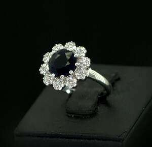Серебряное кольцо 925 пробы 3,47 г со шри-ланкийским Сапфіром класса АААА и цирконами 2,25 карат Серебряное кольцо 925 пробы 3,47 г со шри-ланкийским Сапфіром класса АААА и цирконами 2,25 карат
