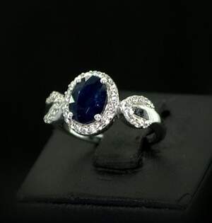 Серебряное кольцо 925 пробы 3,89 г со шри-ланкийским Сапфіром класса АААА и цирконами 2,28 карат Серебряное кольцо 925 пробы 3,89 г со шри-ланкийским Сапфіром класса АААА и цирконами 2,28 карат
