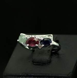 Серебряное кольцо 925 пробы 2,6 г с Сапфіром, рубином та смарагдом класса АААА 1,76 карат Серебряное кольцо 925 пробы 2,6 г с Сапфіром, рубином та смарагдом класса АААА 1,76 карат