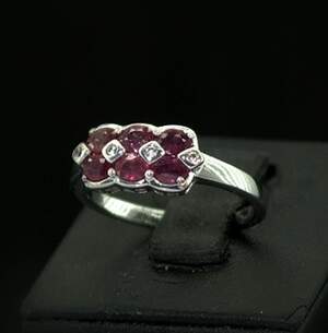 Серебряное кольцо 925 пробы 2,89 г с розовыми кенийскими Рубінами класса АААА и цирконами 1,24 карат Серебряное кольцо 925 пробы 2,89 г с розовыми кенийскими Рубінами класса АААА и цирконами 1,24 карат