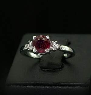 Серебряное кольцо 925 пробы 2,8 г с розовым кенийским Рубіном класса АААА и цирконами 1,89 карат Серебряное кольцо 925 пробы 2,8 г с розовым кенийским Рубіном класса АААА и цирконами 1,89 карат