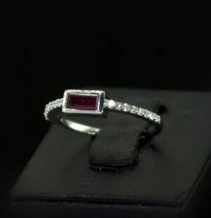 Серебряное кольцо 925 пробы 1,55 г с розовым кенийским Рубіном класса АААА и цирконами 0,77 карат Серебряное кольцо 925 пробы 1,55 г с розовым кенийским Рубіном класса АААА и цирконами 0,77 карат