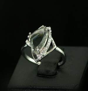 Серебряное кольцо 925 пробы 3,25 г с зеленым бразильским Аметистом и цирконами 3,02 карат Серебряное кольцо 925 пробы 3,25 г с зеленым бразильским Аметистом и цирконами 3,02 карат