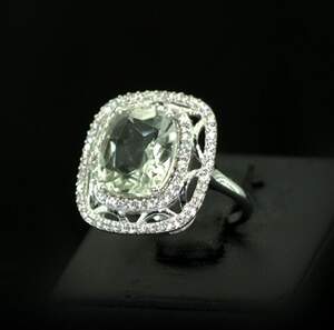 Серебряное кольцо 925 пробы 5,31 г с зеленым бразильским Аметистом и цирконами 4,13 карат Серебряное кольцо 925 пробы 5,31 г с зеленым бразильским Аметистом и цирконами 4,13 карат