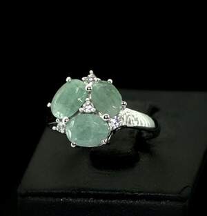 Серебряное кольцо 925 пробы 3,29 г с бразильскими Смарагдами класса АААА и цирконами 3,6 карат Серебряное кольцо 925 пробы 3,29 г с бразильскими Смарагдами класса АААА и цирконами 3,6 карат