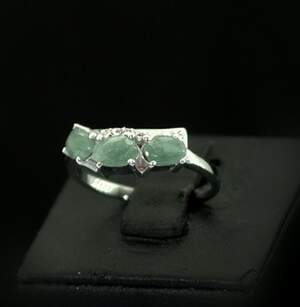 Серебряное кольцо 925 пробы 2,46 г с бразильскими Смарагдами класса АААА и цирконами 1,38 карат Серебряное кольцо 925 пробы 2,46 г с бразильскими Смарагдами класса АААА и цирконами 1,38 карат