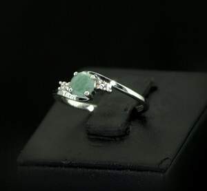 Серебряное кольцо 925 пробы 1,47 г с бразильским Смарагдом класса АААА и цирконами 0,51 карат Серебряное кольцо 925 пробы 1,47 г с бразильским Смарагдом класса АААА и цирконами 0,51 карат