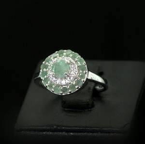 Серебряное кольцо 925 пробы 3,27 г с бразильскими Смарагдами класса АААА и цирконами 1,21 карат Серебряное кольцо 925 пробы 3,27 г с бразильскими Смарагдами класса АААА и цирконами 1,21 карат