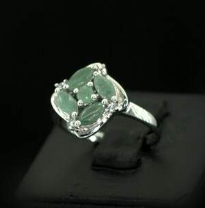 Серебряное кольцо 925 пробы 3,45 г с бразильскими Смарагдами класса АААА и цирконами 1,11 карат Серебряное кольцо 925 пробы 3,45 г с бразильскими Смарагдами класса АААА и цирконами 1,11 карат