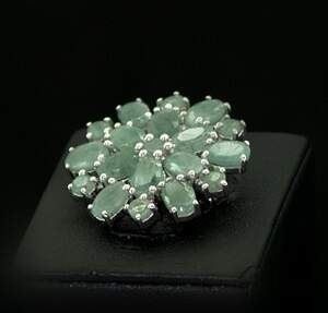 Серебряная брошь 925 пробы 4,96 г с бразильскими Изумрудами класса АААА и цирконами 3,7 карат Серебряная брошь 925 пробы 4,96 г с бразильскими Изумрудами класса АААА и цирконами 3,7 карат