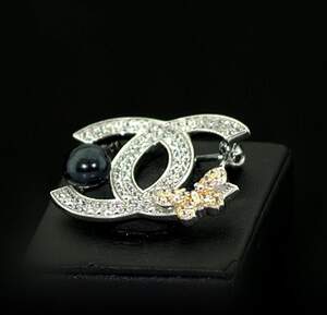 Серебряная брошь 925 пробы 5,82 г с Перлиною и цирконами 1,94 карат Серебряная брошь 925 пробы 5,82 г с Перлиною и цирконами 1,94 карат