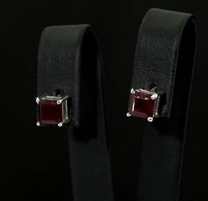Серебряные серьги 925 пробы 1,85 г с африканскими Роял Рубінами класса АААА 2,06 карат Серебряные серьги 925 пробы 1,85 г с африканскими Роял Рубінами класса АААА 2,06 карат