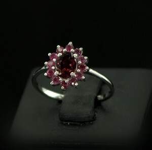 Срібна каблучка 925 проби 2,19 г з мозамбікським Гранатом та рожевими кенійськими Рубінами класу АААА 1,54 карат Срібна каблучка 925 проби 2,19 г з мозамбікським Гранатом та рожевими кенійськими Рубінами класу АААА 1,54 карат